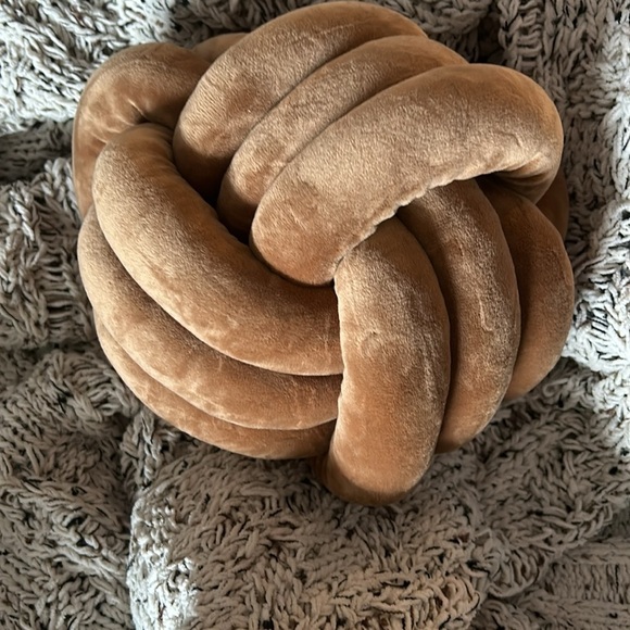 Knot Accent Cushion - Picture 4 of 6